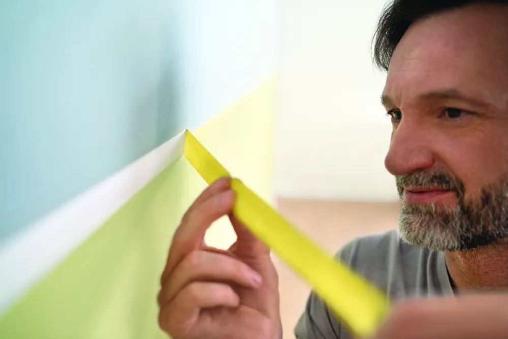tesa® Malerkrepp Professional – Malerband für besonders präzises Abkleben