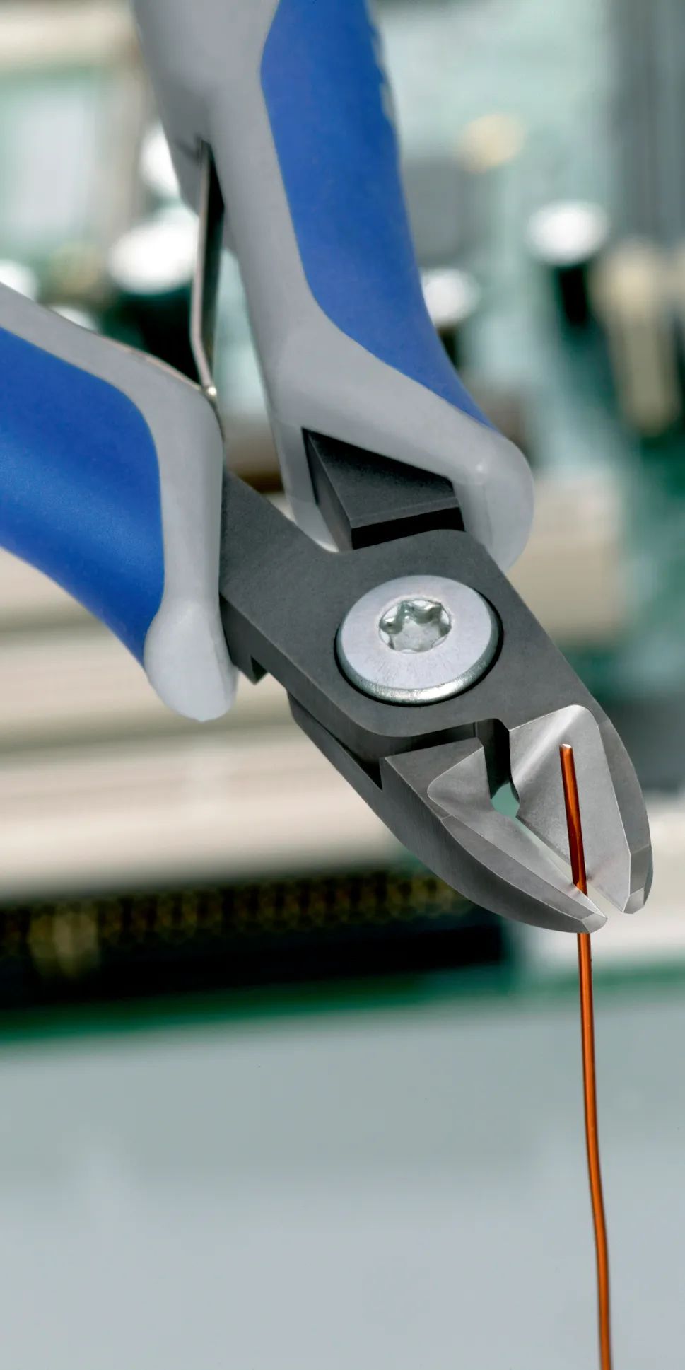 KNIPEX 79 02 125 Präzisions-Elektronik-Seitenschneider mit Mehrkomponenten-Hüllen brüniert 125 mm