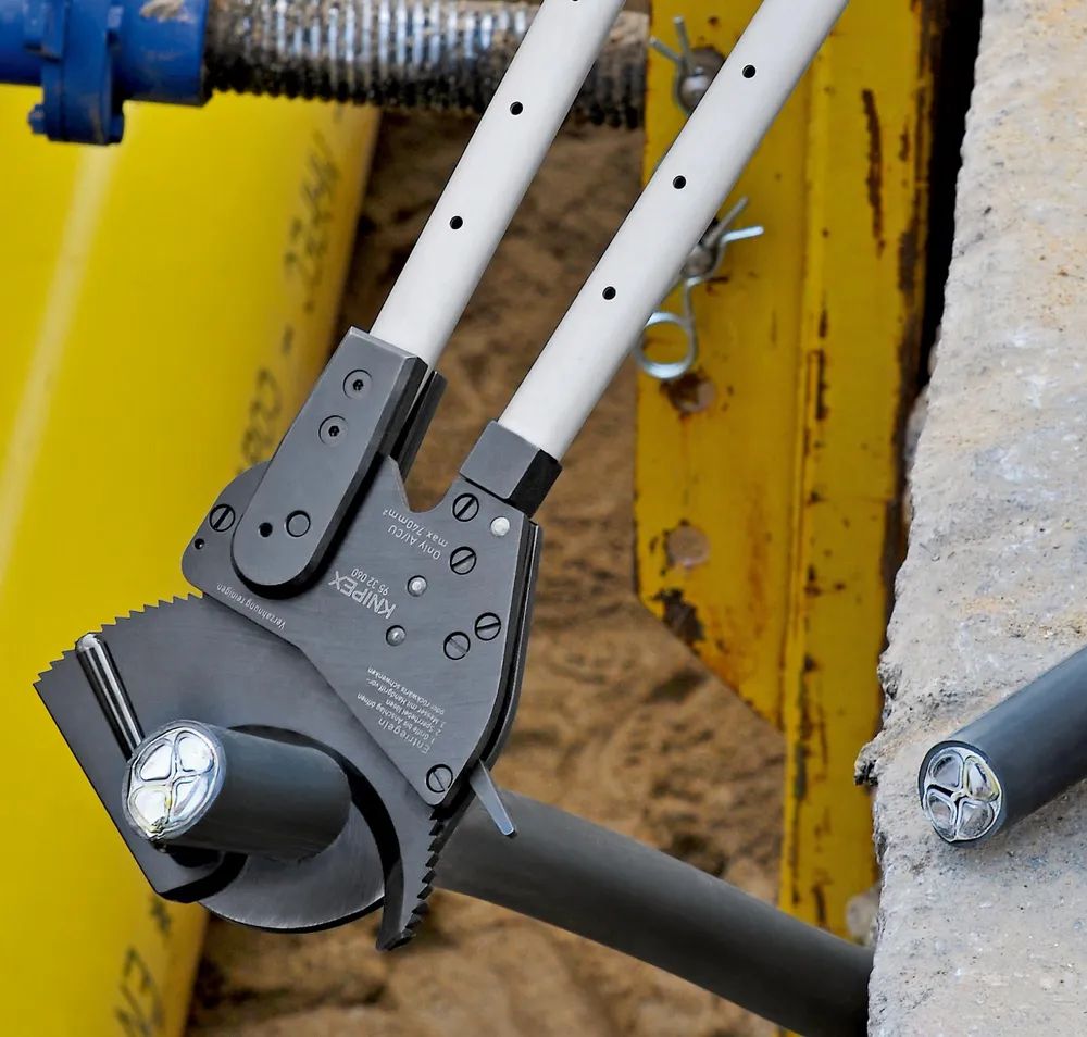 KNIPEX Kabelschneider (Ratschenprinzip) mit Teleskopschenkeln mit Mehrkomponenten-Hüllen 630 mm