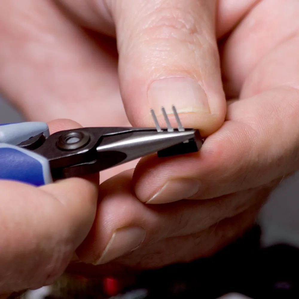 KNIPEX Präzisions-Elektronik-Greifzange mit Mehrkomponenten-Hüllen brüniert 130 mm