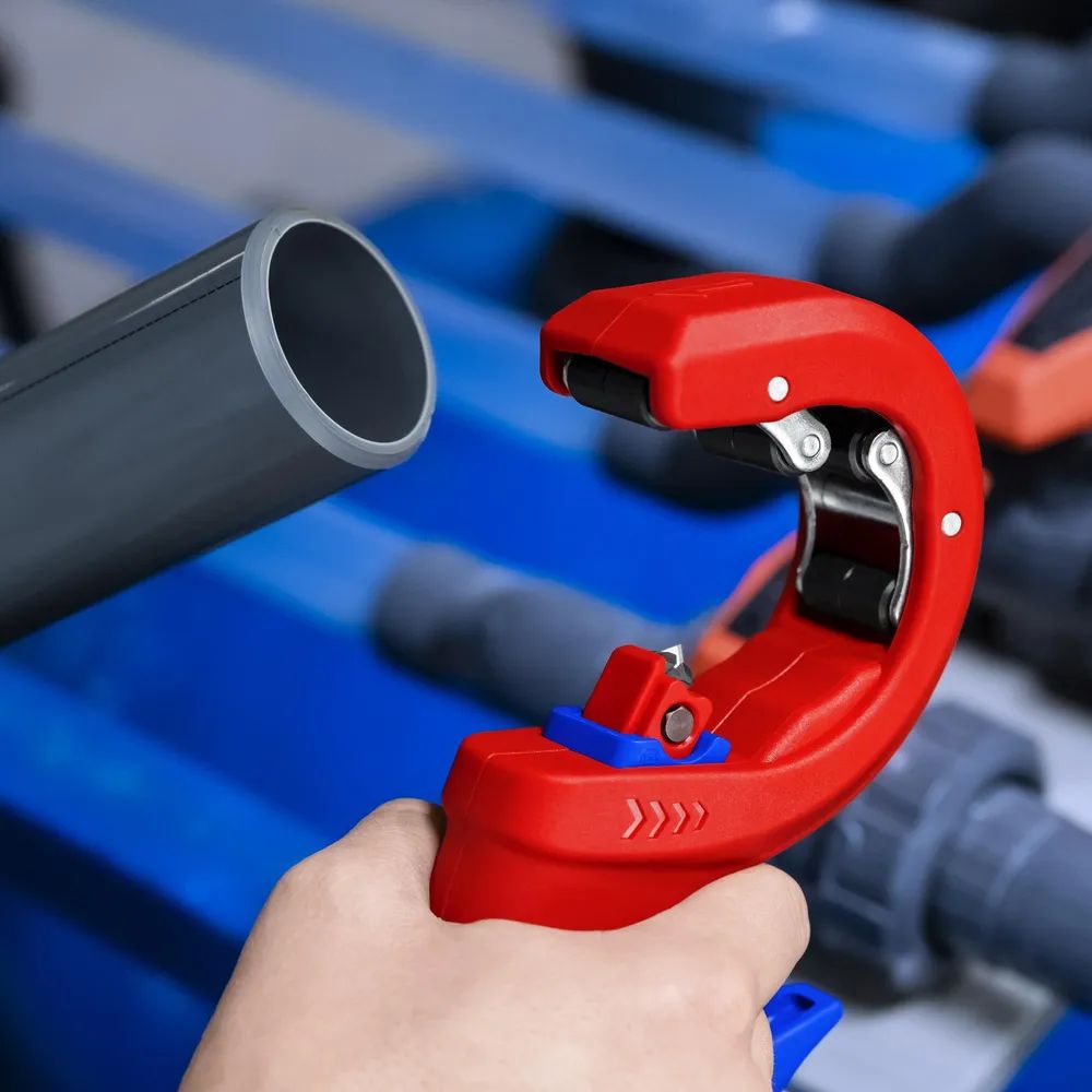 KNIPEX DPT50 Rohrschneider für dickwandige Kunststoffrohre, auch kerngeschäumt Schneiden und Anfasen in einem Schritt mit Kunststoff überzogen 202 mm