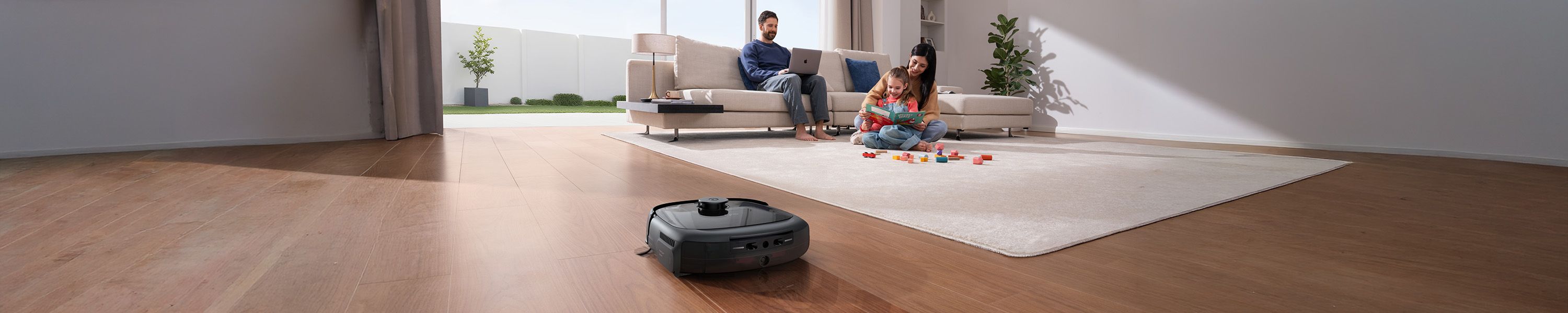 Eufy Saugroboter reinigt selbstständig den Holzboden in einem modernen Wohnzimmer