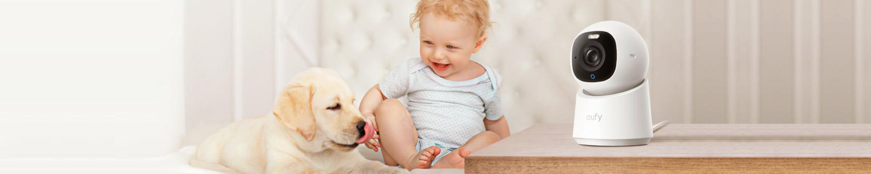 Eufy Innenkamera überwacht den Wohnbereich mit Baby und Hund für mehr Sicherheit zu Hause