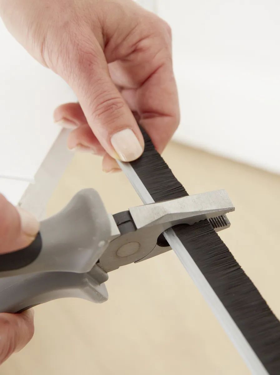 tesa® Bürstendichtung Comfort – braun – flexible Türdichtung für Zugluftschutz